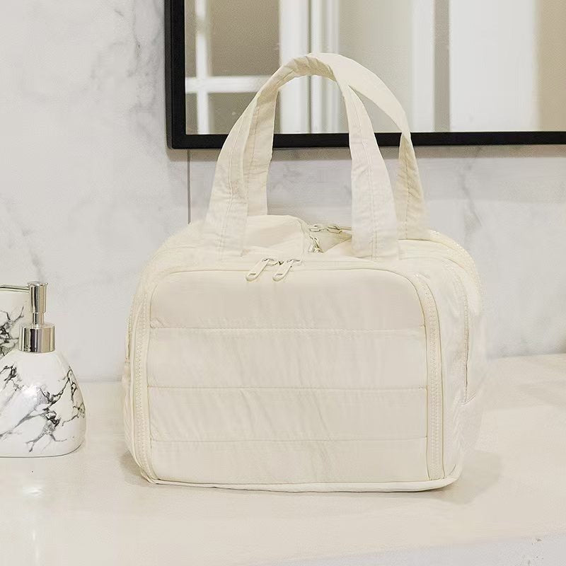 Lightweight And Large Capacity Partition Storage Travel Bag